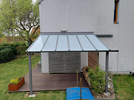 Hliníková pergola kotvená k domu - střecha polykarbonát plný