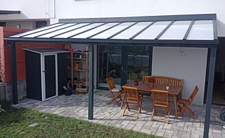 Hliníková pergola kotvená k domu - střecha polykarbonát komůrkový